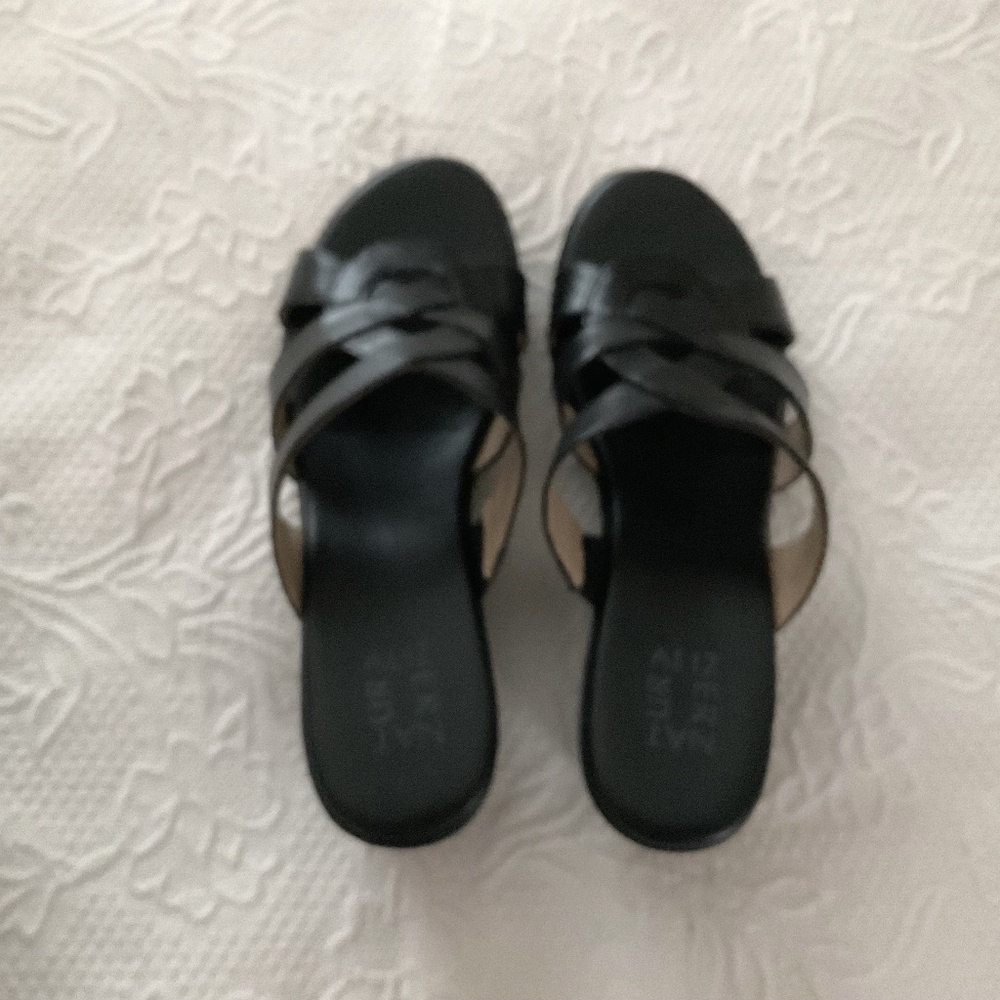 Black leather Naturalizer heeled slides in size 8.5